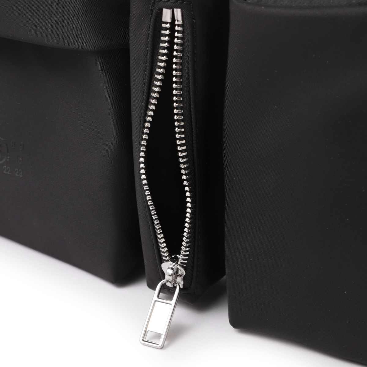   メタルロゴプレート クロスボディ ユニセックス MM6 Maison Margiela エムエム 6 メゾンマルジェラ ショルダー