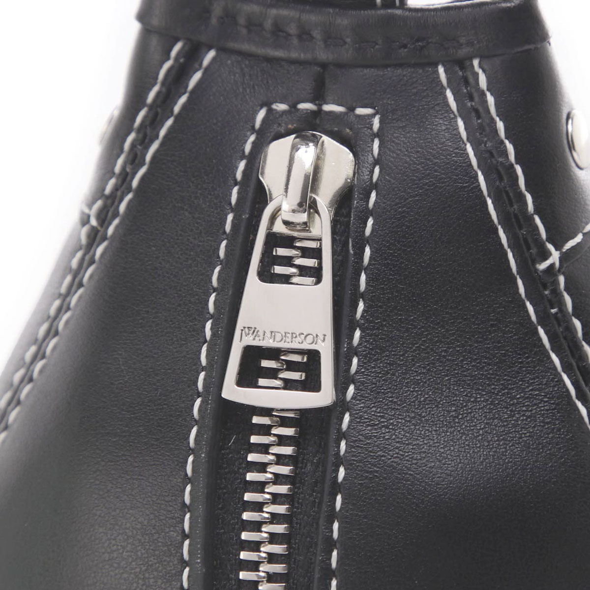 ジェイダブリューアンダーソン ロゴプレートショルダーバッグ JW Anderson（ジェイダブリューアンダーソン）の「J.W.Anderson
