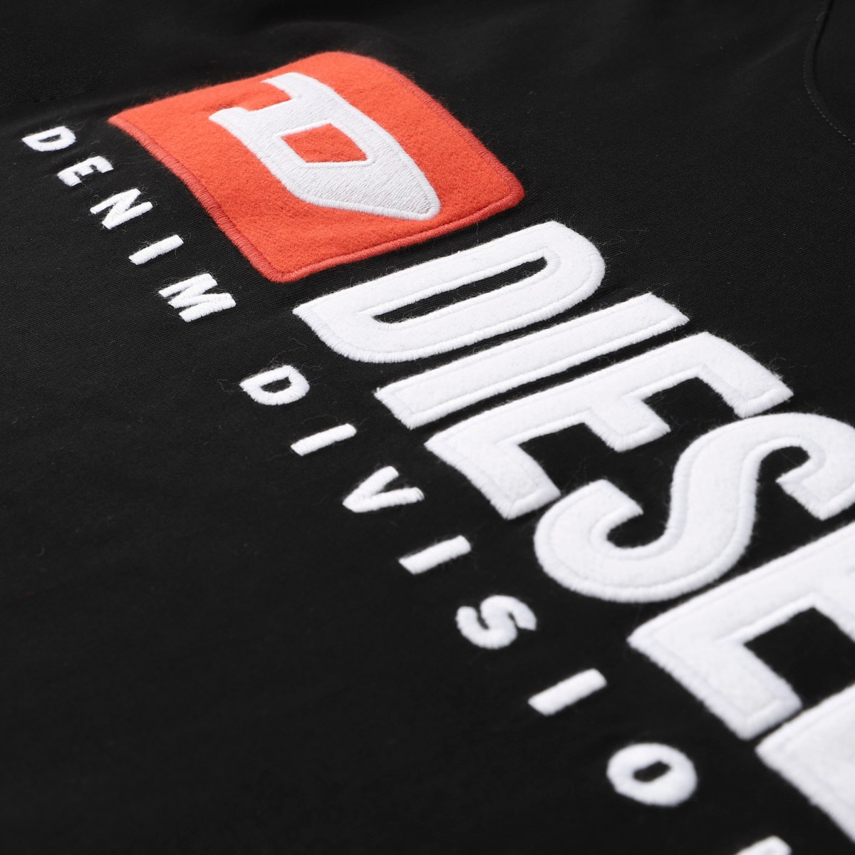 【DIESEL】 公式完売！　サイズ：XL　国内定価：12744円！　ディーゼル　T-JUST-LS-DIVISION　メンズ　ブラック　商品コード: 00SLJY 0CATJ DIESEL 公式完売 サイズ：S 国内定価：12744円 ディーゼル T-JUST-LS