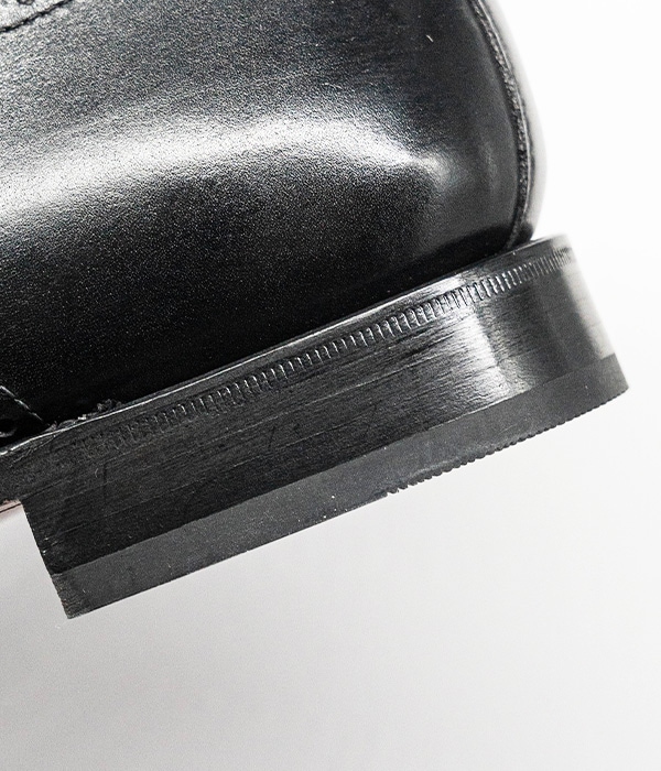 <p>積み上げヒール<br>
革靴の高級感を演出する要素の一つはヒールの印象です。モールドソールには表現しにくい重厚感が一目で伝わります!</p><br>
<p><iframe class=