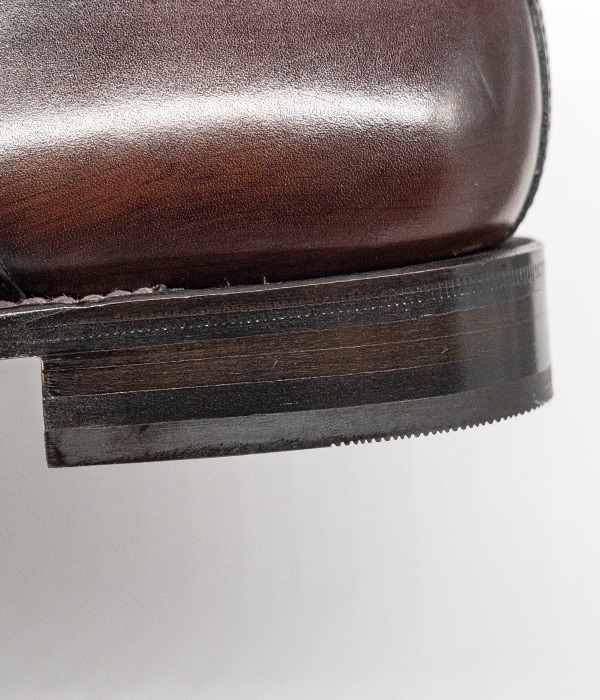 <p>積み上げヒール<br>
革靴の高級感を演出する要素の一つはヒールの印象です。モールドソールには表現しにくい重厚感が一目で伝わります!</p><br>
<p><iframe class=