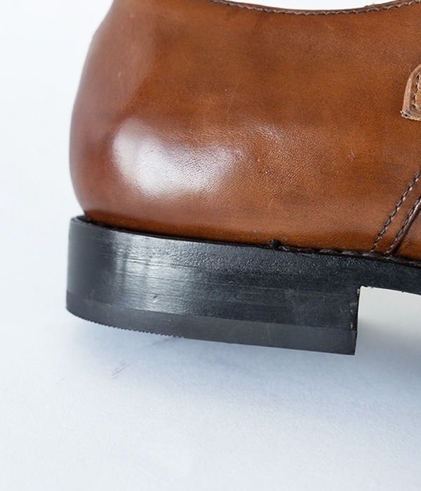 <p>積み上げヒール<br>
革靴の高級感を演出する要素の一つはヒールの印象です。モールドソールには表現しにくい重厚感が一目で伝わります!</p><br>
<p><iframe class=