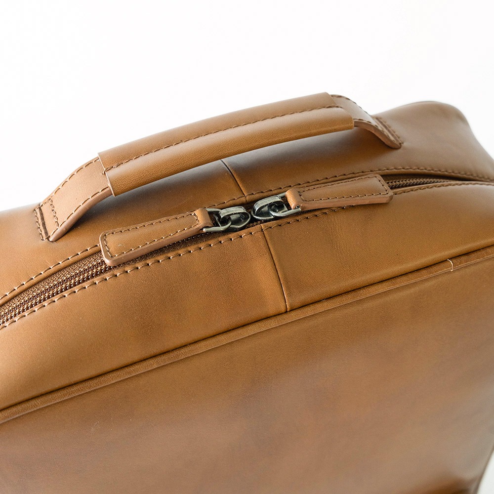 良品　ハイクラス　バックパック　リュック　レザー　ゴールド金具　ブラウン レザービジネスリュック OLIVER COGNAC バックパック コニャック茶