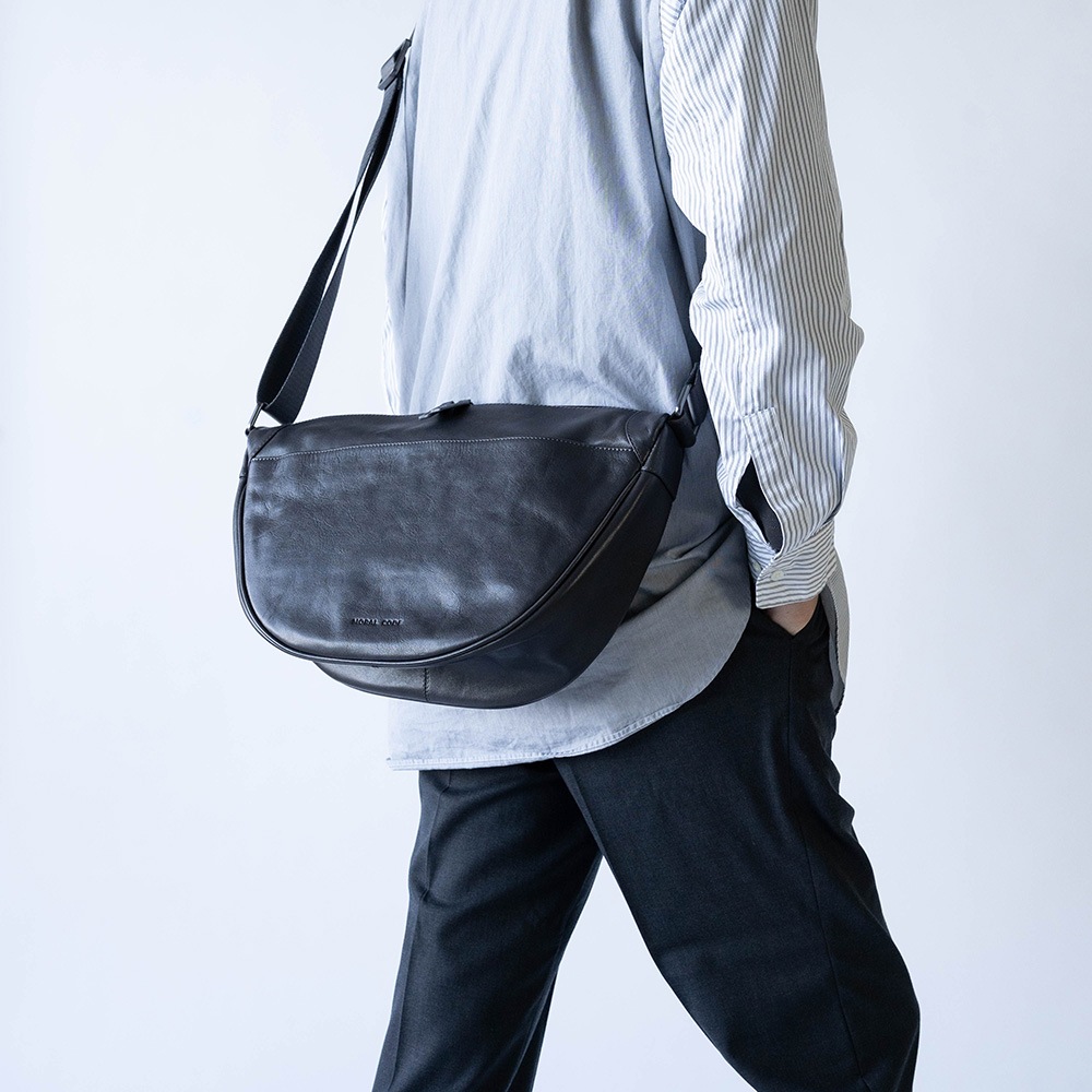 バナナリパブリック 大きめ 新品 レザー ショルダー バッグ 美色 用途多様 BANANA REPUBLIC（バナナリパブリック） ショルダーバッグ バッグ