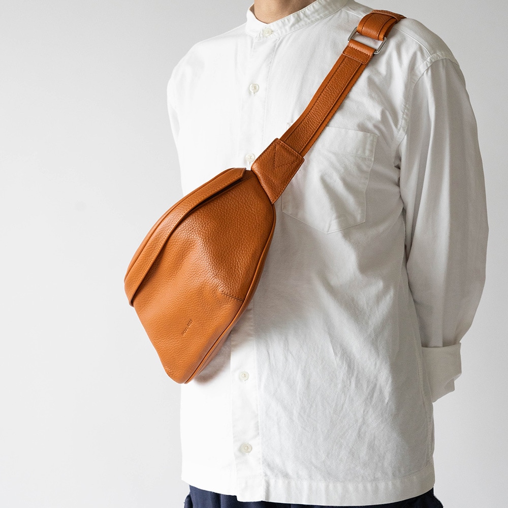 YORK COGNAC ショルダー ボディーバッグ