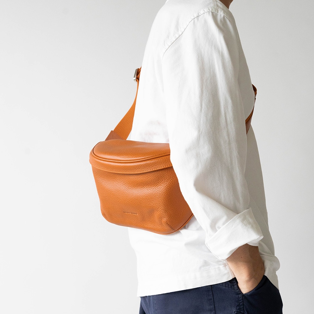 YORK COGNAC ショルダー ボディーバッグ