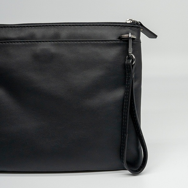 MILAN BLACK 軽量レザーサコッシュ