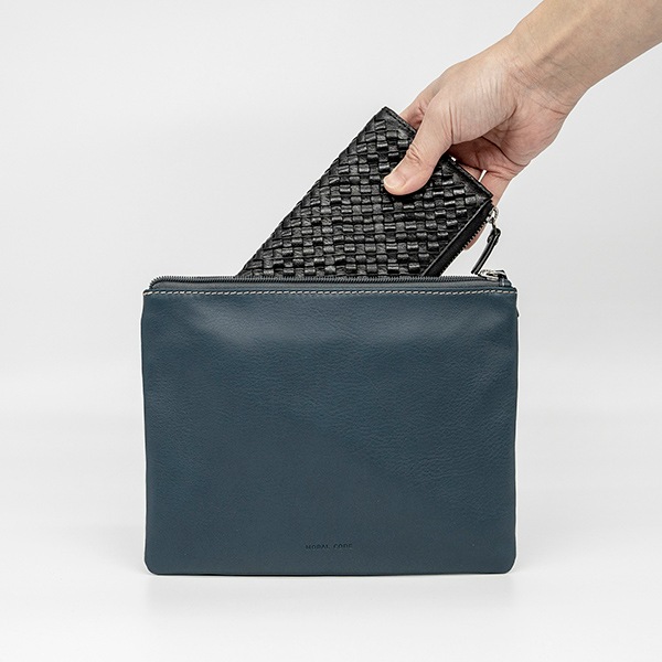 新品未使用品　MORAL CODE レザーサコッシュショルダー レザーサコッシュクラッチバッグ MILAN DENIM デニム 紺｜【公式
