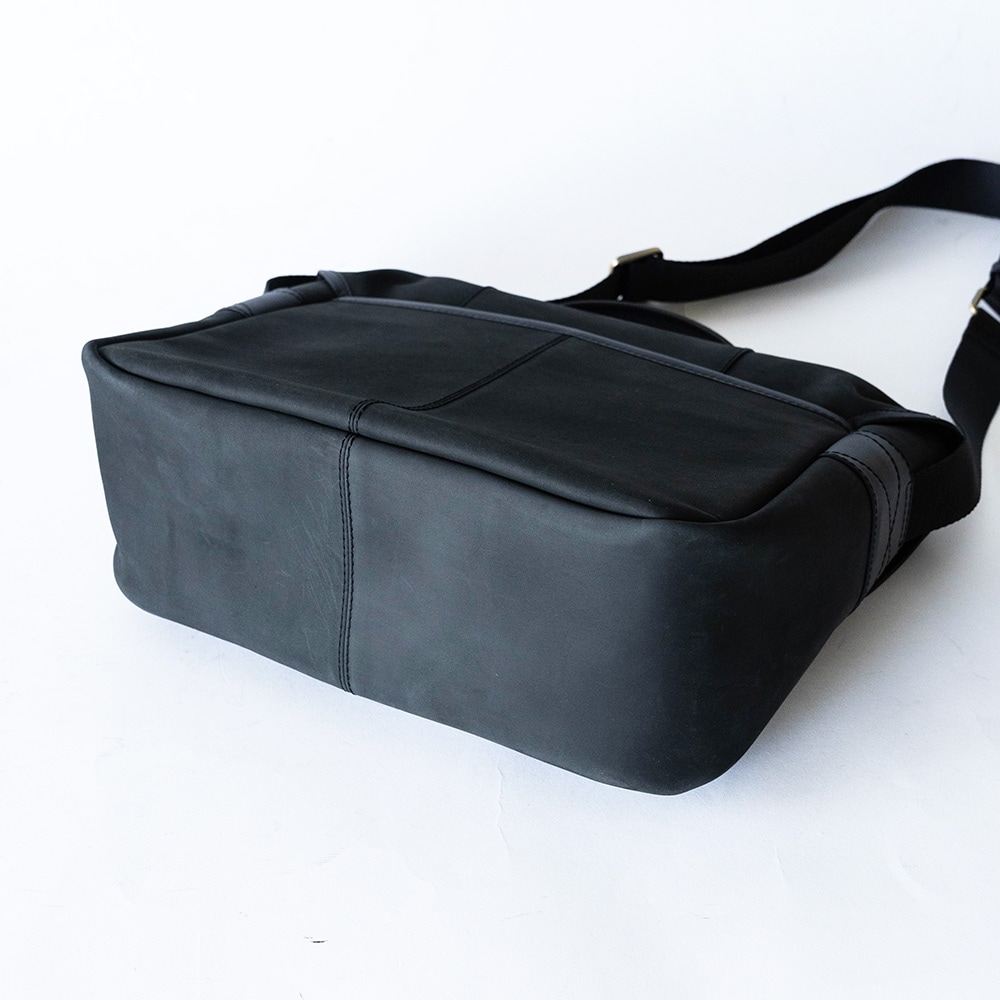 NORWICH MATTE BLACK ヌバック ショルダーバッグ