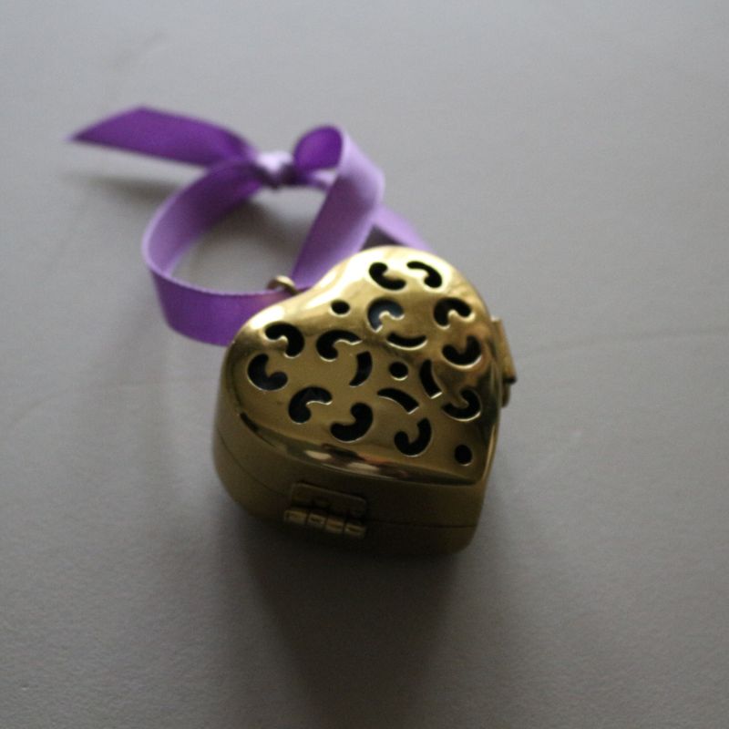 パフュームオーナメントＯＲヴィオレットダムール　【奥深く華やかなフラワーノート】