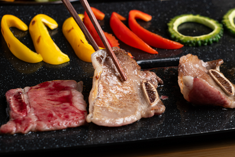 沖縄県産 黒毛和牛 三角バラ骨付き焼肉用 500g （2～3人前