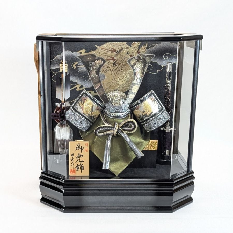 ケース入り 12号燻銀盛上龍彫金兜飾り