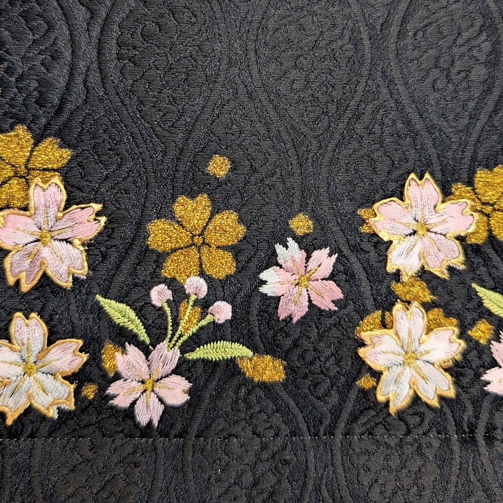 名前旗 家紋入り 黒地雲立湧紋 刺繍桜に筒描金彩 135×400