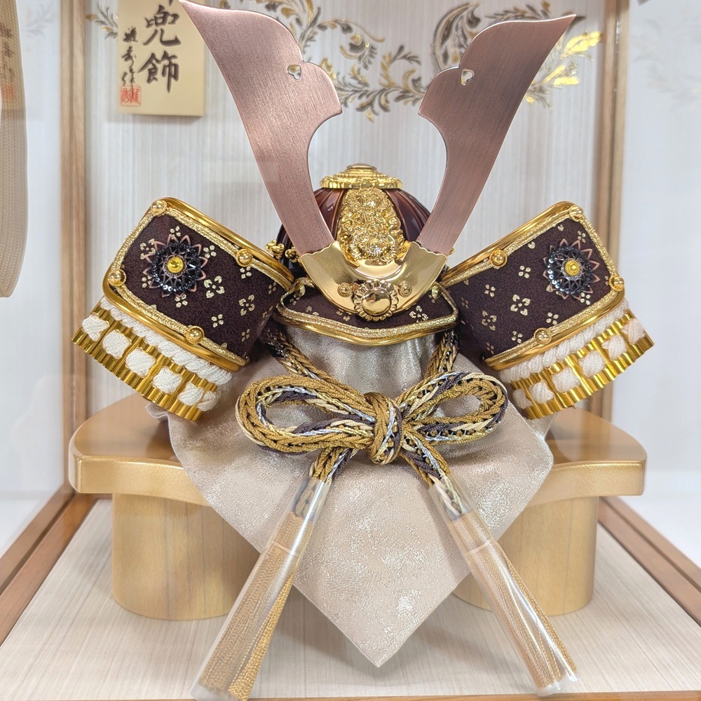 ケース入り 7号　大鍬兜飾り