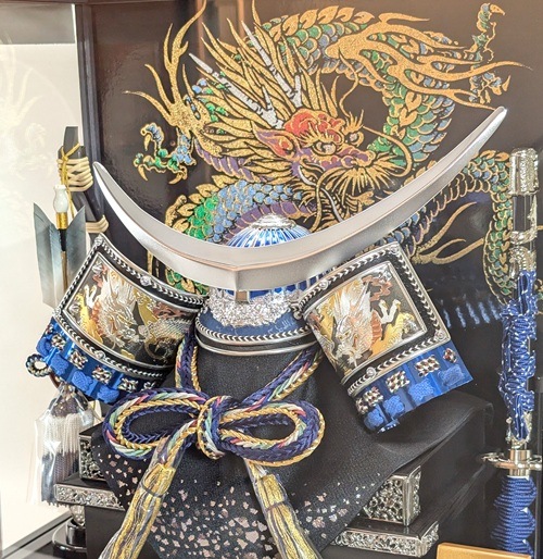 ケース入り 12号シルバーブルー伊達兜飾り