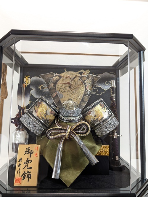 ケース入り 12号燻銀盛上龍彫金兜飾り