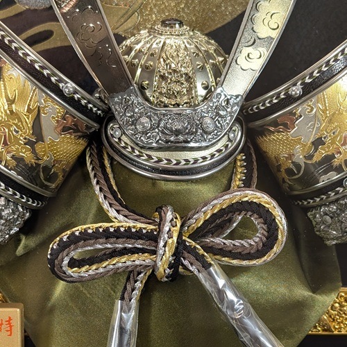 ケース入り 12号燻銀盛上龍彫金兜飾り