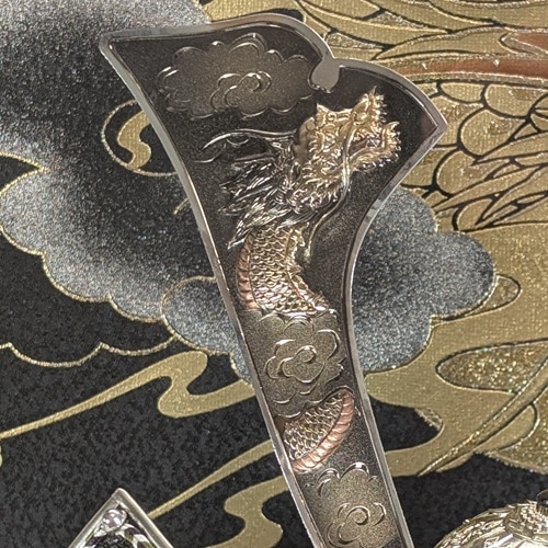 ケース入り 12号燻銀盛上龍彫金兜飾り