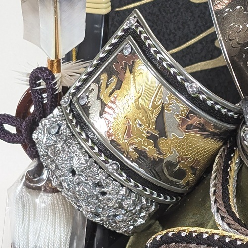 ケース入り 12号燻銀盛上龍彫金兜飾り