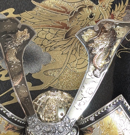 ケース入り 12号燻銀盛上龍彫金兜飾り