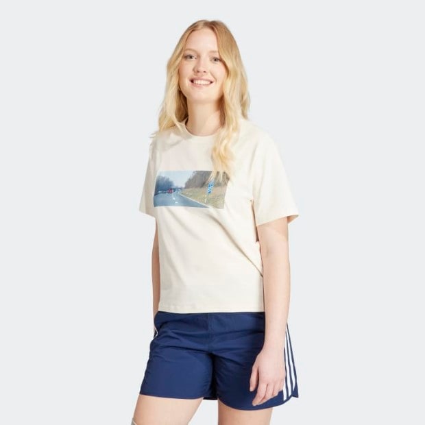 [ADIDAS] Tシャツ 半袖 KSENIASCHNAIDER グラフィック adidas（アディダス）の「KSENIASCHNAIDER グラフィックプリント