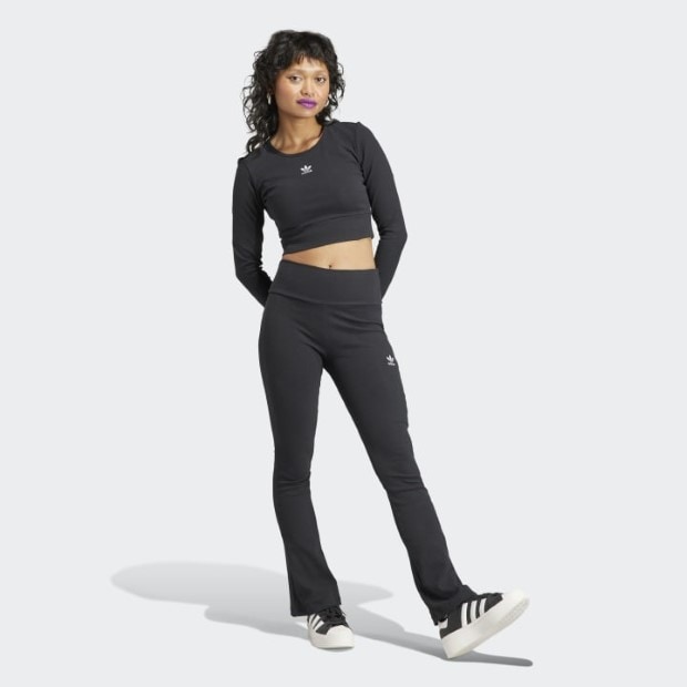 [ADIDAS] フレアレギンス エッセンシャルズ リブ ブラック adidas（アディダス）の「エッセンシャルズ リブ フレアレギンス
