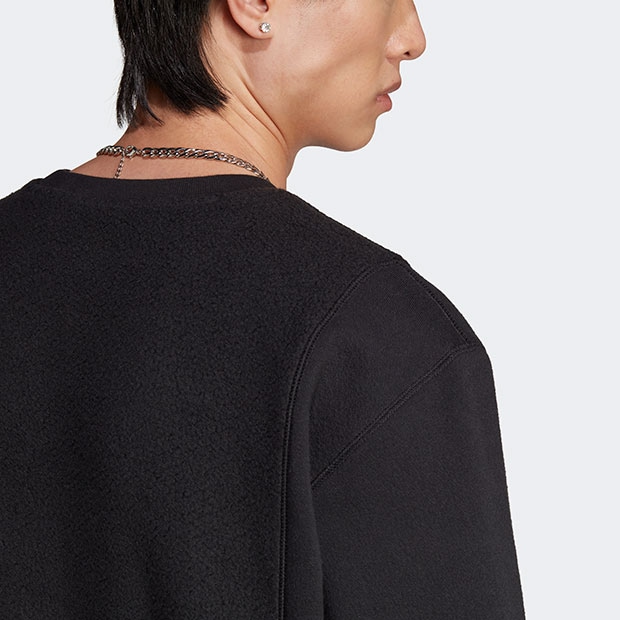 エッセンシャルズ+ トレフォイル リバースマテリアル クルーネック