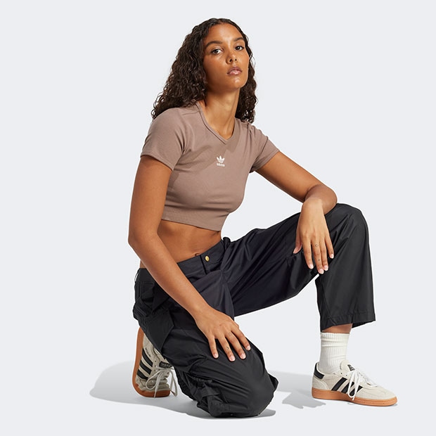 ブラウン ロゴTシャツ Lサイズ レディース エッセンシャルズ リブ Tシャツ トレースブラウン