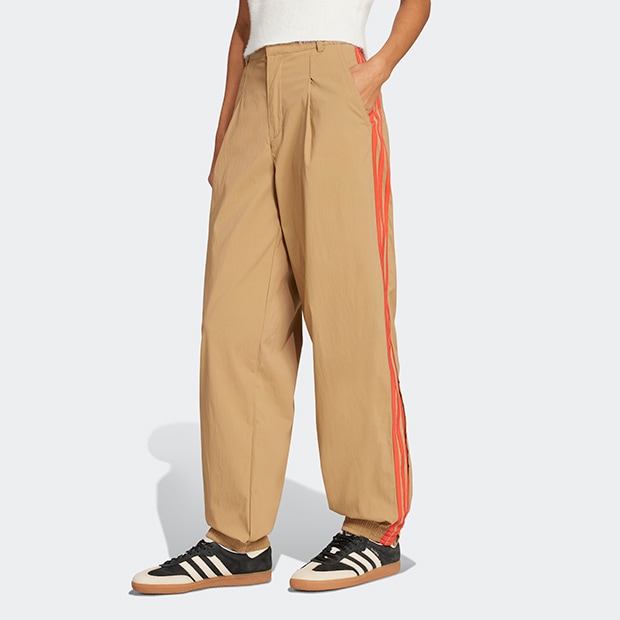 レディース スリーストライプス ウーブンパンツ　カードボード　