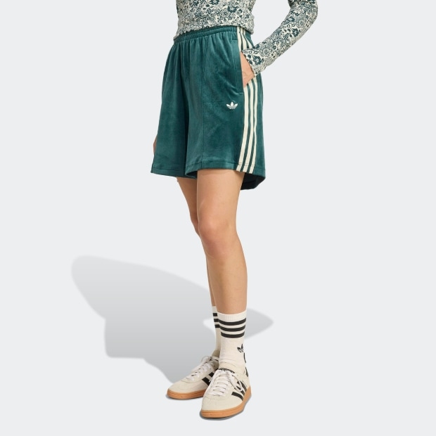 レディース ADIDAS ORIGINALS × LIBERTY LONDON デボス加工 ベルベット ショーツ　オーロラアイビー　
