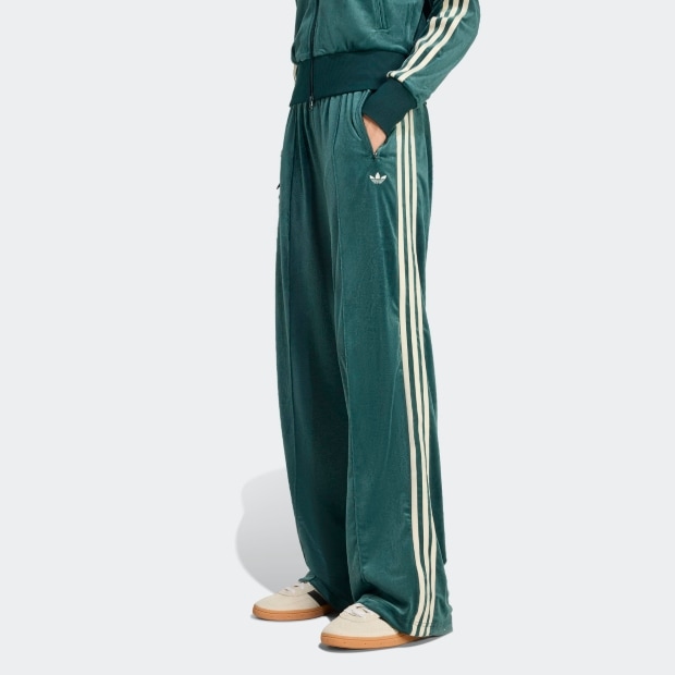レディース ADIDAS ORIGINALS × LIBERTY LONDON エンボス加工ベルベット トラックパンツ　オーロラアイビー　