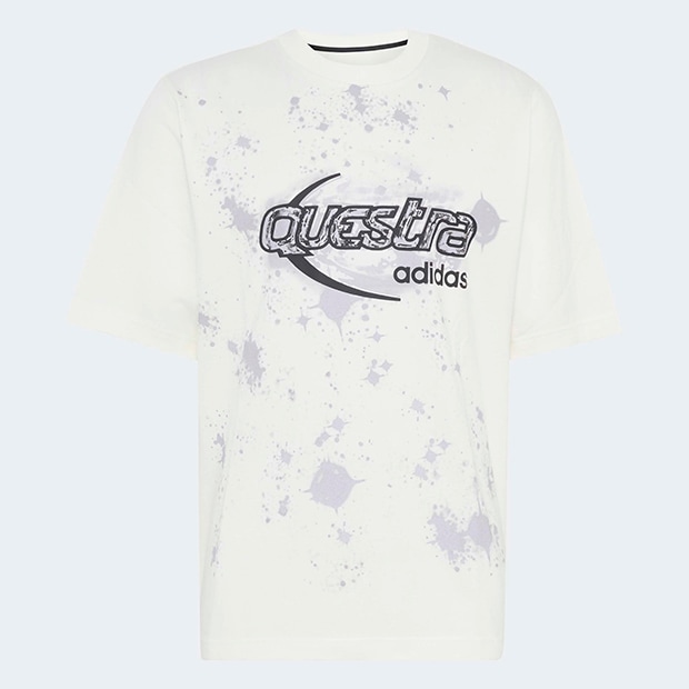 メンズ ADILENIUM SEASON 5 QUESTRA グラフィック 半袖Tシャツ　オフホワイト　