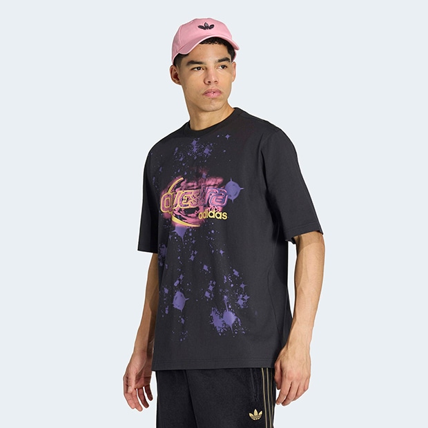 メンズ ADILENIUM SEASON 5 QUESTRA グラフィック 半袖Tシャツ　ブラック　