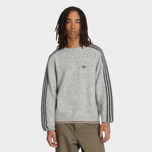 メンズ スリーストライプス フラッフィー ニット クルー スウェットシャツ　ミディアムグレーヘザー　