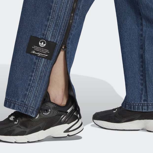✨完売品　adidas originals ミッドウエスト デニムパンツ adidas（アディダス）の「ミッドウエスト デニムパンツ