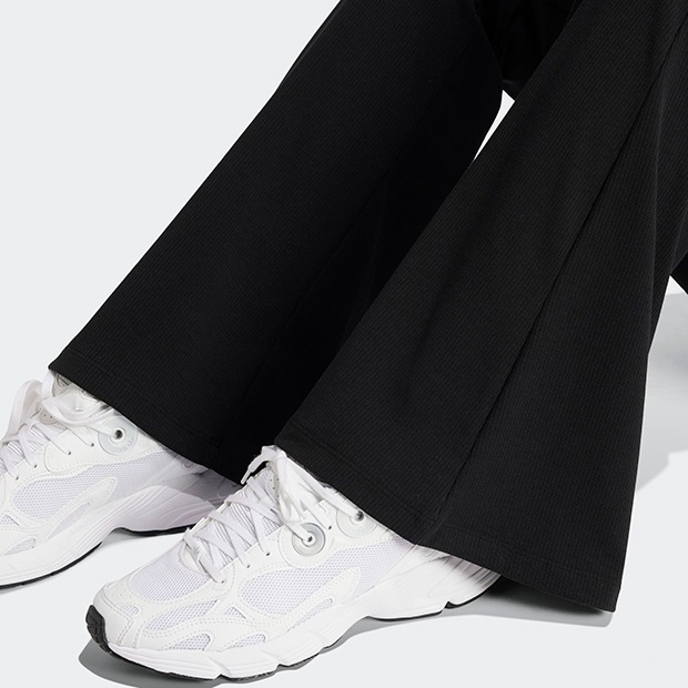 レディース エッセンシャルズ リブ フレアレギンス ブラック