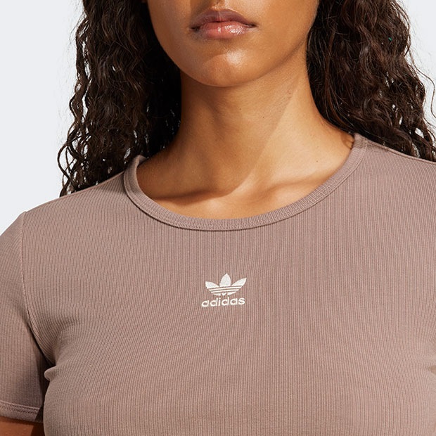 レディース エッセンシャルズ リブ Tシャツ トレースブラウン ｜すべて