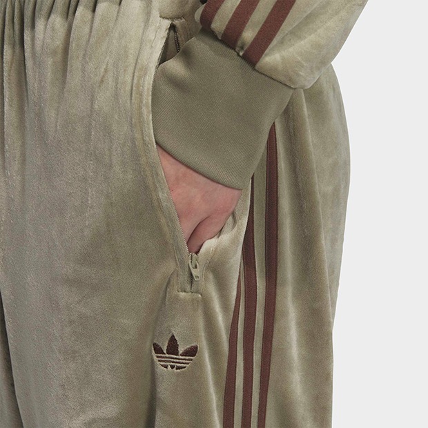 アディカラー FB TP ベロア トラックパンツ　クレイ　