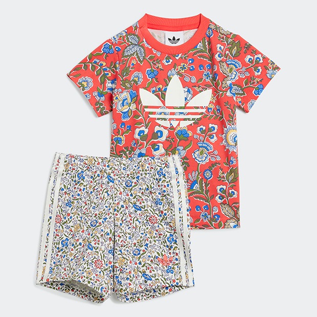 ジュニア ベビー ADIDAS ORIGINALS × LIBERTY LONDON 半袖Tシャツ セットアップ　セミルシッドレッド×マルチカラー　