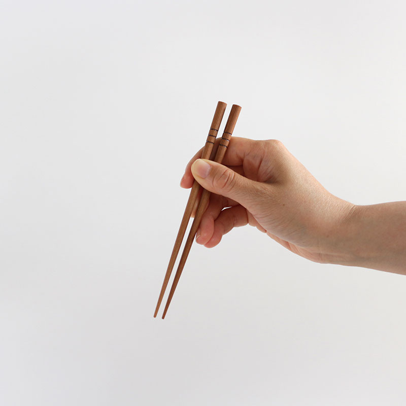 自作の箸 木工]モーラナイフ一本で箸を作る！DIYやアウトドアでも役立つウッド