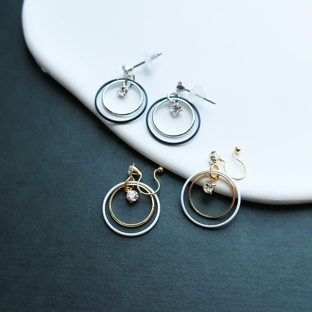 日本製 小ぶり ブラック ホワイト フープ ピアス