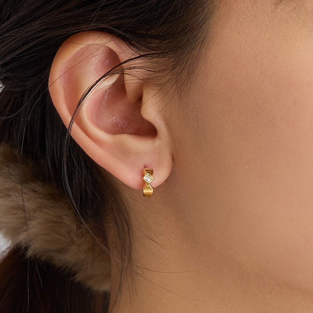 小ぶりサイズが上品なプチフープイヤリング ノンホールピアス