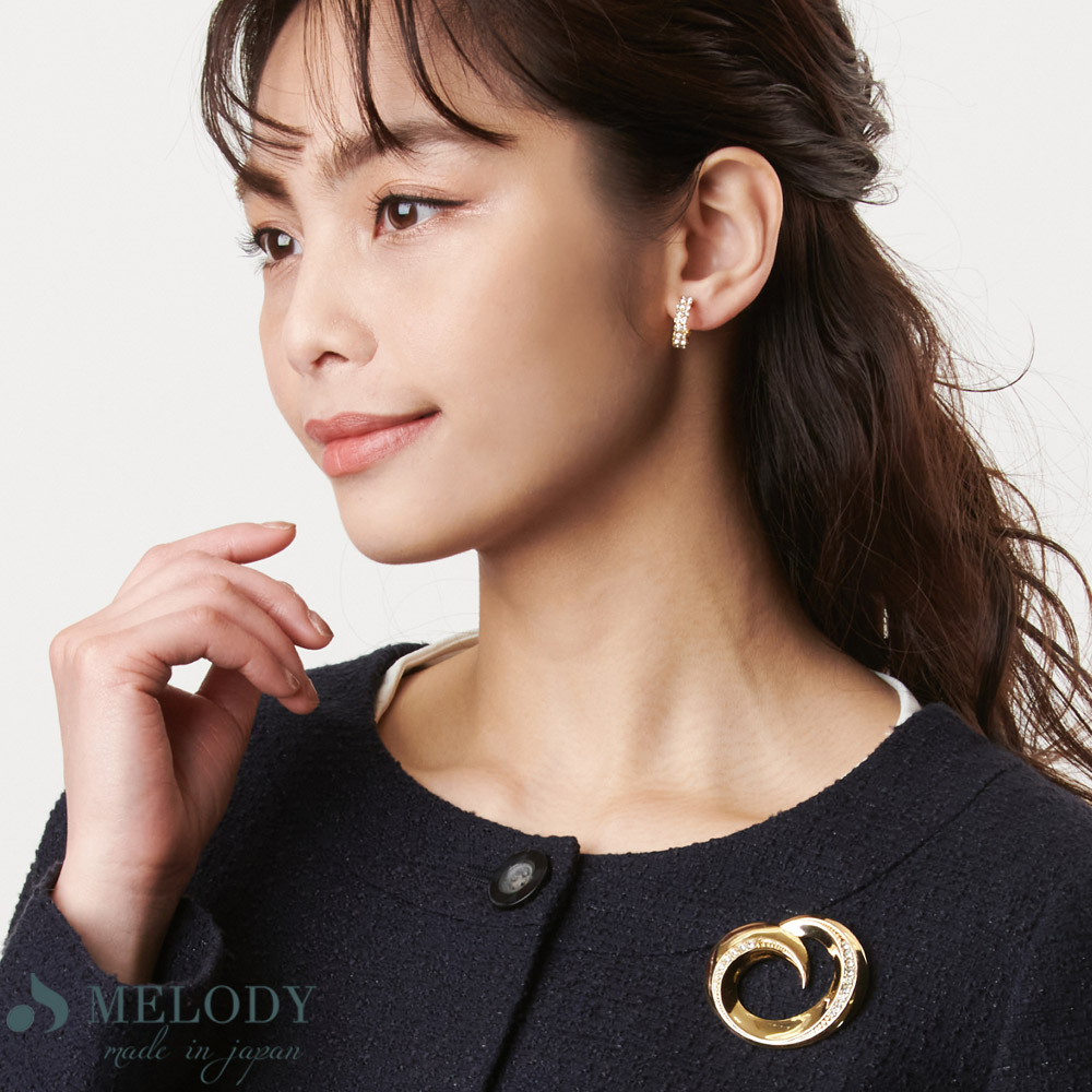 ゴールドトーン フープピアス ラインストーン 大きめのラインストーンがぶら下がったフープピアスと 他3種類