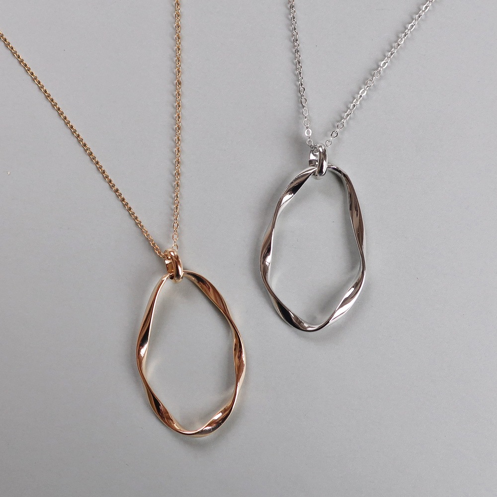 日本製 ぷっくりツイストフォルムのフープモチーフ ネックレス