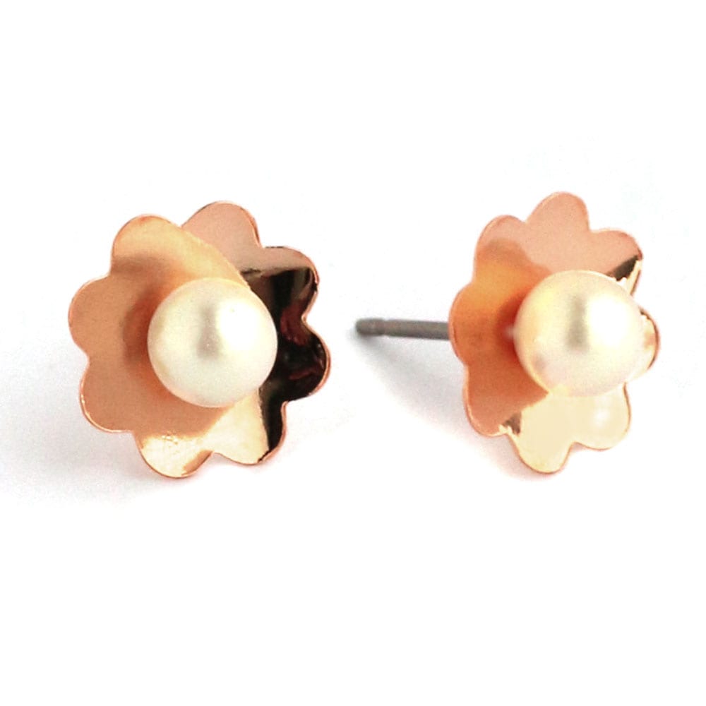 繊細なお花のモチーフにワンポイントのパールで飾ったスタッドピアス