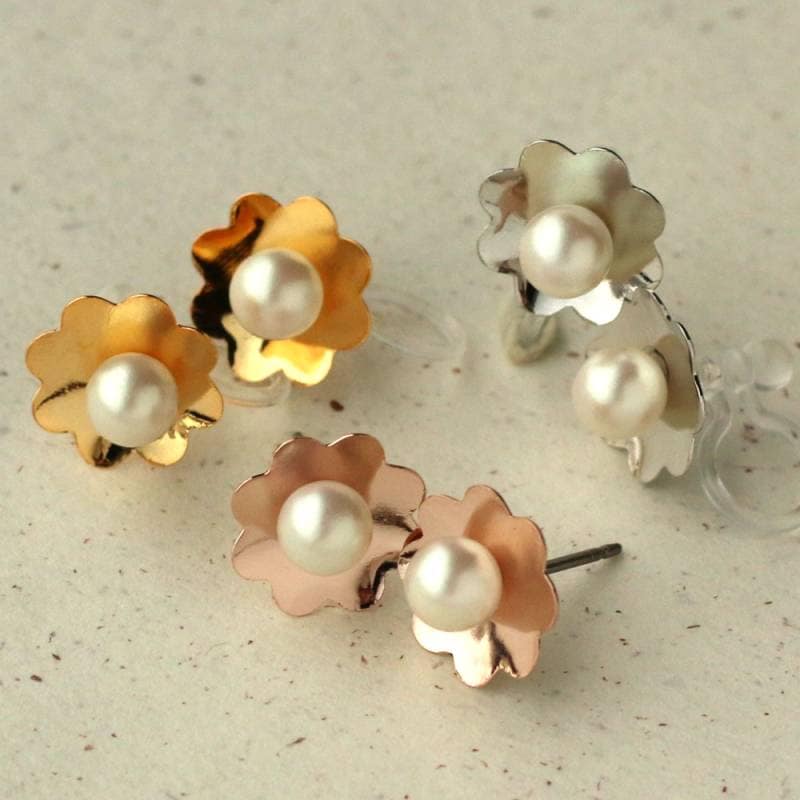 ゴールド花形スタッドイヤリング 繊細なお花のモチーフにワンポイントのパールで飾ったスタッドピアス