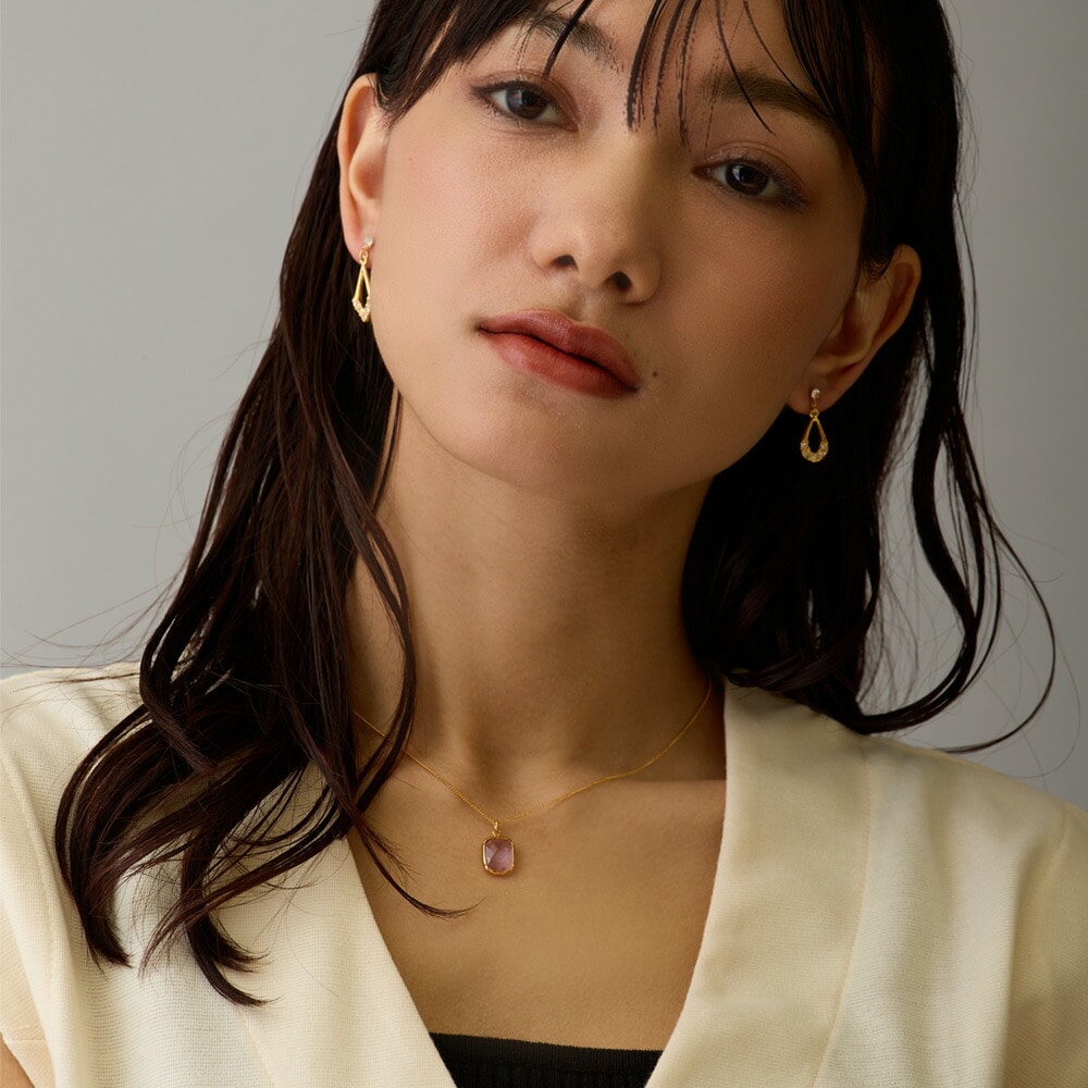 カラービジュー スクエアトップ 洗練された印象の大人可愛いネックレス