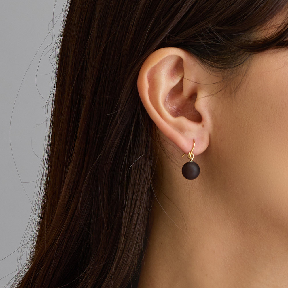揺れる マットな質感のブラックボール ピアス イヤリング | ピアス