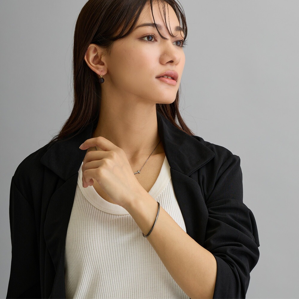 日本製 モードでスタイリッシュなブラックメタルバングル