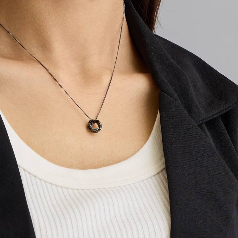 ブラックアクセサリー 黒際立つ美しさ ガンメタリック 仕上げ